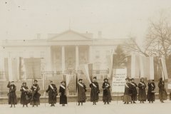suffragists-outside-white-house